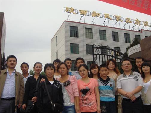 客户在公司行政综合楼前留影1.jpg